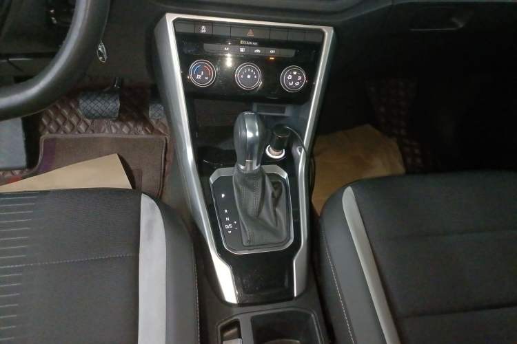 Used Volkswagen T-ROC 2020 230TSI DSG Two-Wheel Drive Advanced Version Gear Lever