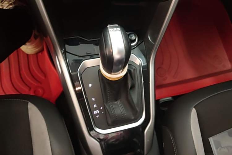 Used Volkswagen T-ROC 2020 230TSI DSG Two-Wheel Drive Advanced Version Gear Lever