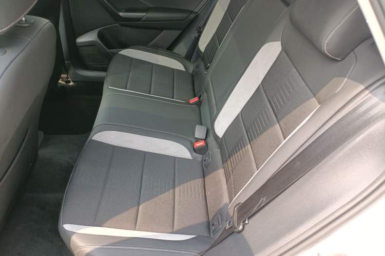 Used Volkswagen T-ROC 2020 230TSI DSG Two-Wheel Drive Advanced Version Left Rear Seat