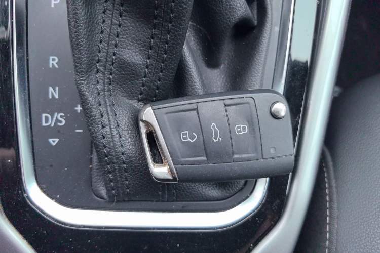 Used Volkswagen T-ROC 2020 280TSI DSG Two-Wheel Drive R-Line Pro Vehicle Key