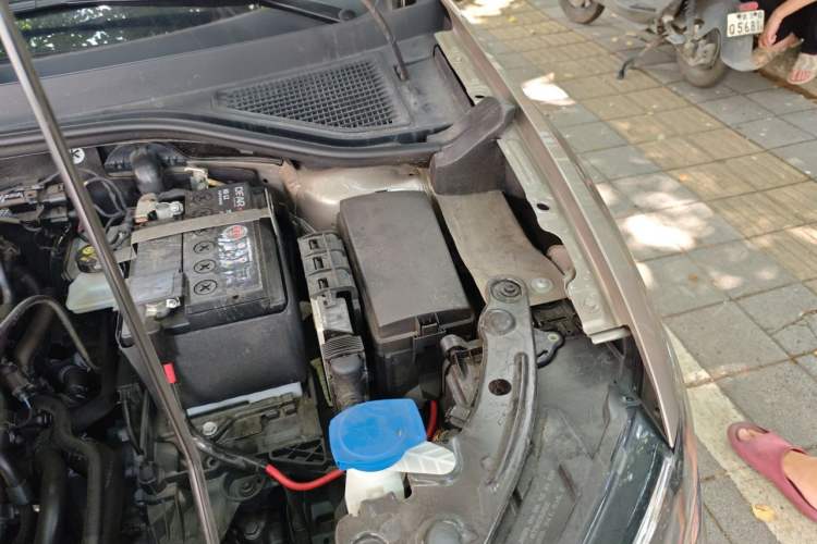 Used Volkswagen T-ROC 2020 280TSI DSG Two-Wheel-Drive Luxury Version Engine Bay Left