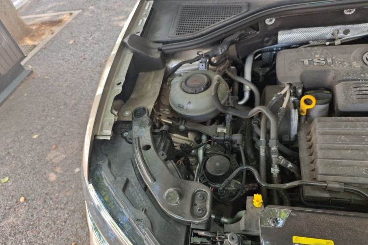 Used Volkswagen T-ROC 2020 280TSI DSG Two-Wheel-Drive Luxury Version Engine Bay Right