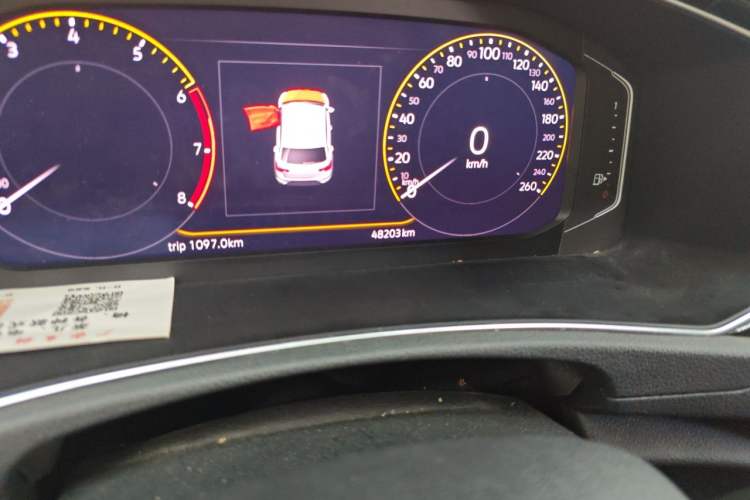 Used Volkswagen T-ROC 2020 280TSI DSG Two-Wheel-Drive Luxury Version Odometer Close Up