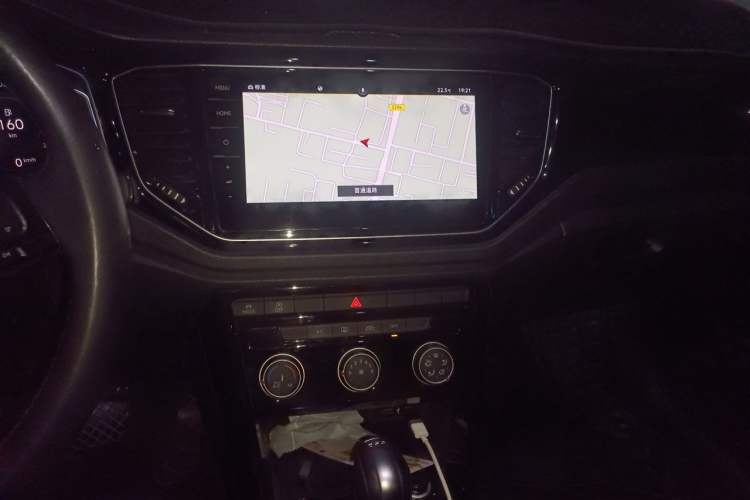 Used Volkswagen T-ROC 2021 Revised Version 280TSI DSG Two-Wheel Drive Comfort & Smart Connectivity Edition Audio And AC Panel