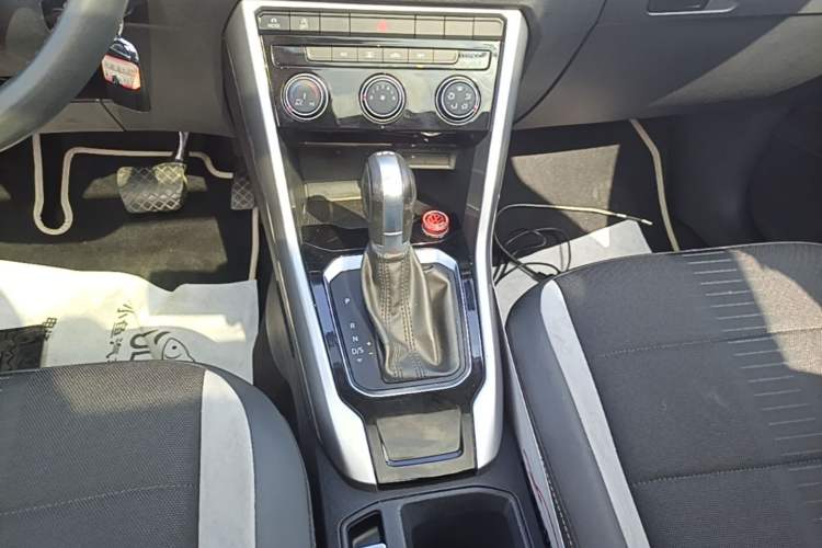 Used Volkswagen T-ROC 2021 Revised Version 280TSI DSG Two-Wheel Drive Elite Connect Edition Gear Lever