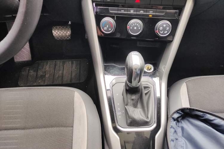Used Volkswagen T-ROC 2021 Revised Version 280TSI DSG Two-Wheel Drive Elite Connect Edition Gear Lever