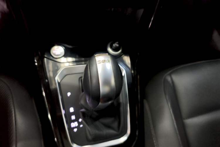 Used Volkswagen T-ROC 2021 280TSI DSG Two-Wheel Drive Comfort Connect Edition Gear Lever