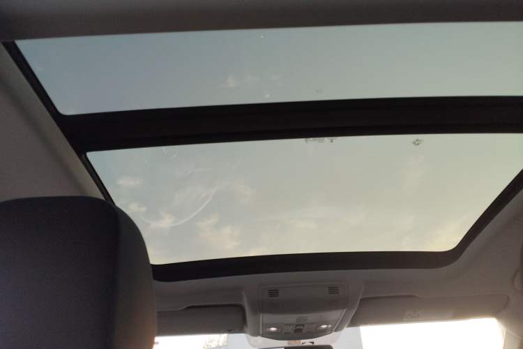 Used Volkswagen T-ROC 2021 280TSI DSG Two-Wheel Drive Comfort Connect Edition Headliner