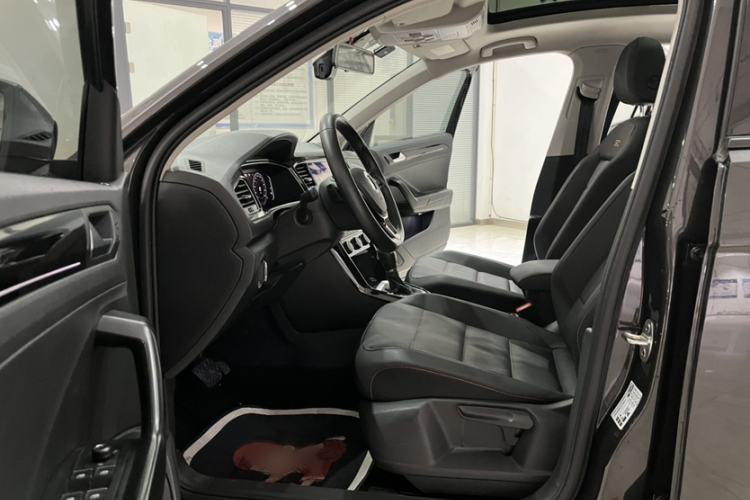 Used Volkswagen T-ROC 2021 280TSI DSG Two-Wheel Drive Comfort Connect 30th Anniversary Edition Interior 1