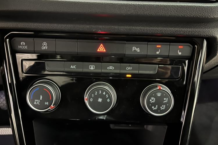 Used Volkswagen T-ROC 2021 280TSI DSG Two-Wheel Drive Comfort Connect 30th Anniversary Edition Interior 7