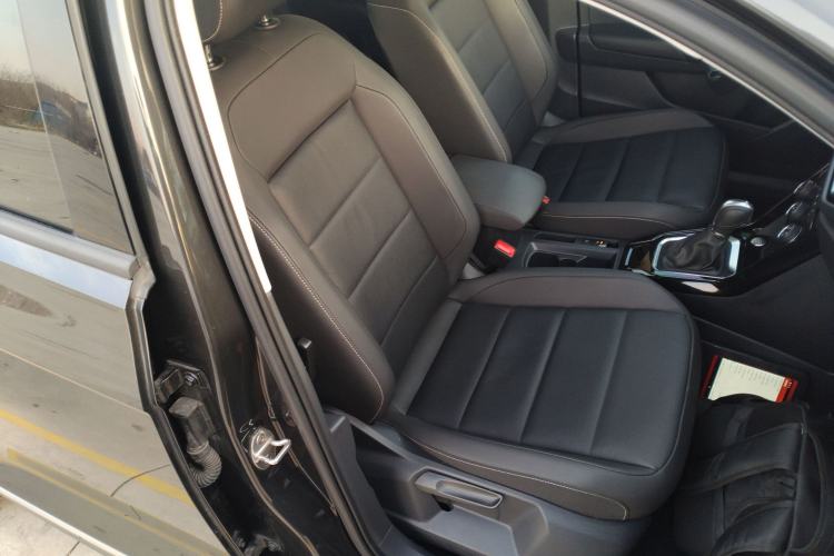 Used Volkswagen T-ROC 2021 280TSI DSG Two-Wheel Drive Comfort Connect Edition Right Front Seat