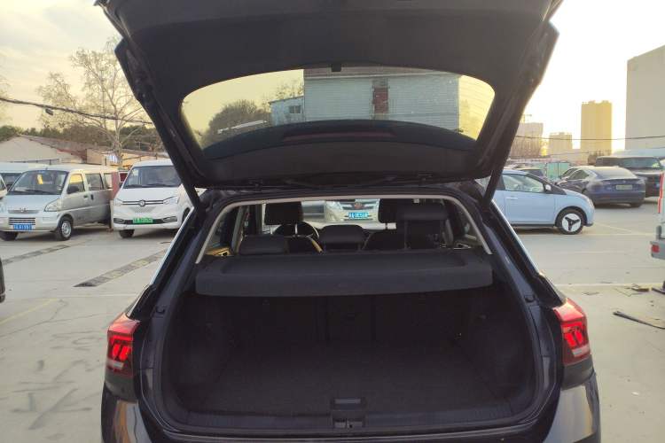 Used Volkswagen T-ROC 2021 280TSI DSG Two-Wheel Drive Comfort Connect Edition Trunk