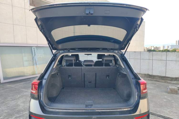 Used Volkswagen T-ROC 2021 280TSI DSG Two-Wheel Drive Elite Connect Edition Trunk