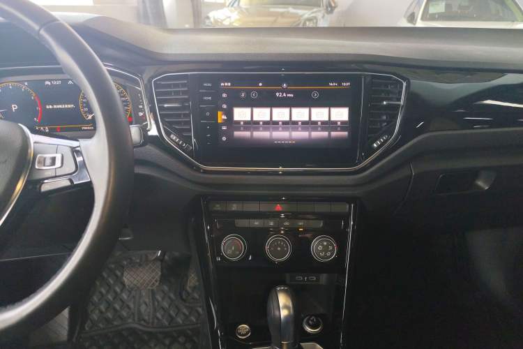 Used Volkswagen T-ROC 2021 280TSI DSG Two-Wheel Drive Comfort Connect Edition Audio And AC Panel