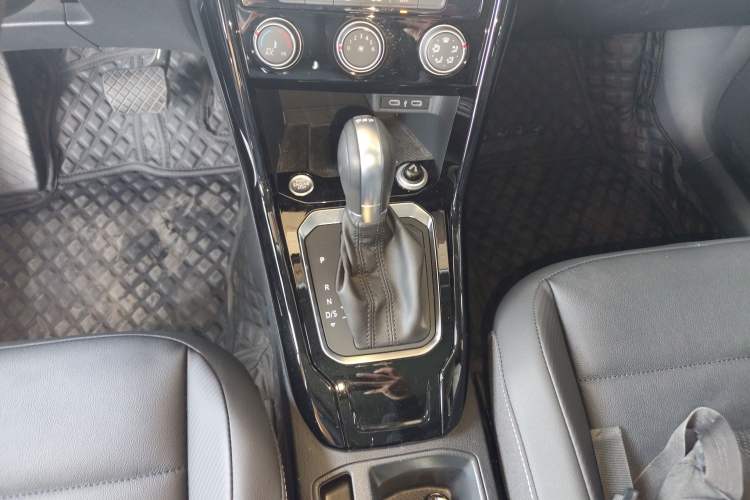 Used Volkswagen T-ROC 2021 280TSI DSG Two-Wheel Drive Comfort Connect Edition Gear Lever