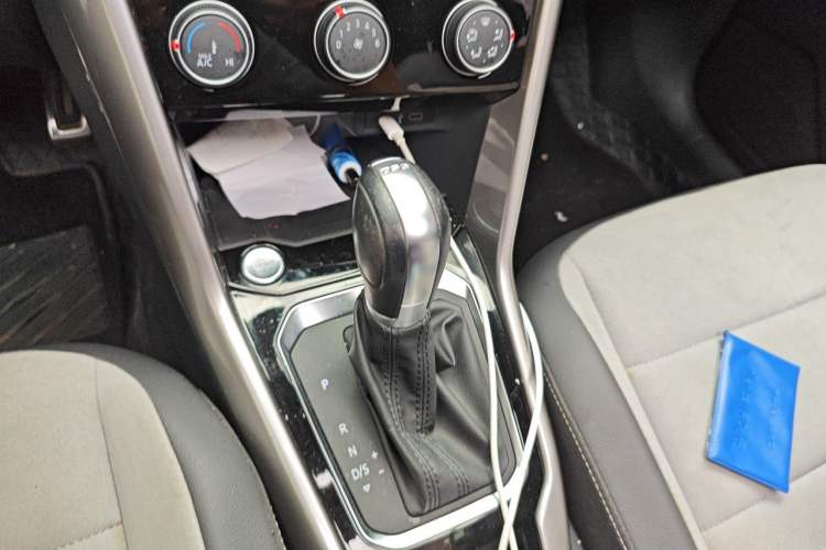 Used Volkswagen T-ROC 2021 280TSI DSG Two-Wheel Drive R-Line Pro Connected Version Gear Lever
