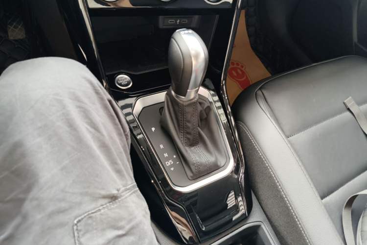 Used Volkswagen T-ROC 2021 280TSI DSG Two-Wheel Drive Comfort Connect Edition Gear Lever