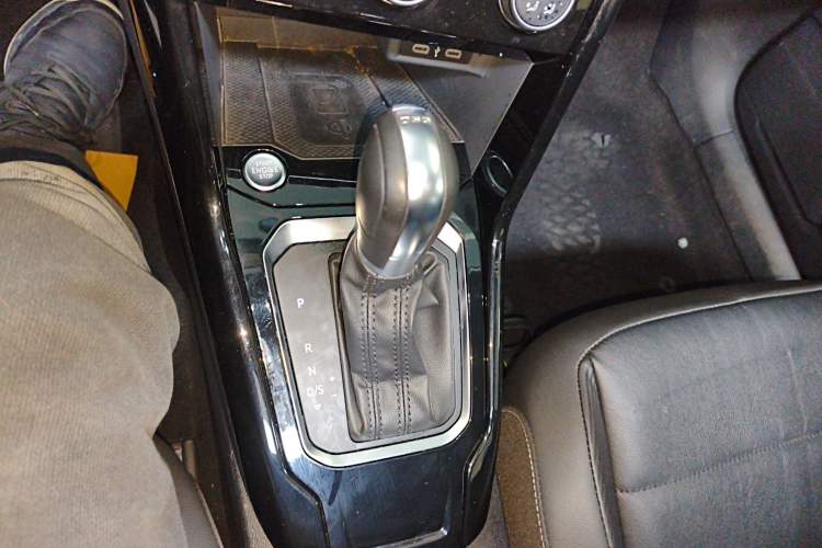 Used Volkswagen T-ROC 2021 280TSI DSG Two-Wheel Drive Comfort Connect Edition Gear Lever