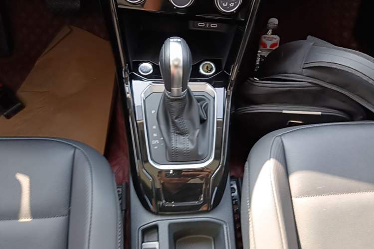 Used Volkswagen T-ROC 2021 Revised Version 280TSI DSG Two-Wheel Drive Comfort & Smart Connectivity Edition Gear Lever