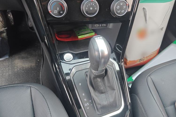 Used Volkswagen T-ROC 2021 Revised Version 280TSI DSG Two-Wheel Drive Comfort & Smart Connectivity Edition Gear Lever