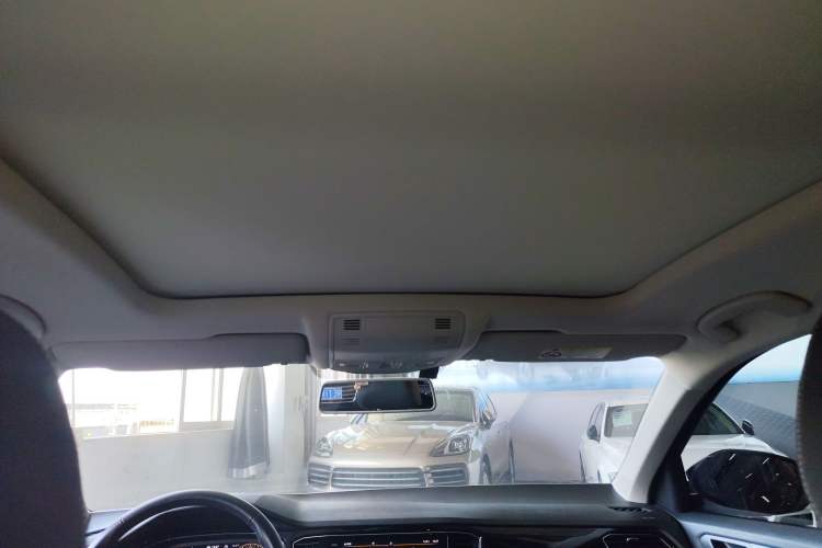 Used Volkswagen T-ROC 2021 280TSI DSG Two-Wheel Drive Comfort Connect Edition Headliner