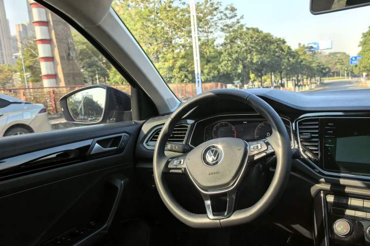 Used Volkswagen T-ROC 2021 280TSI DSG Two-Wheel Drive Comfort Connect Edition Interior 4