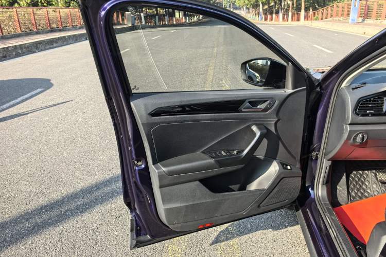 Used Volkswagen T-ROC 2021 280TSI DSG Two-Wheel Drive Comfort Connect Edition Interior 5