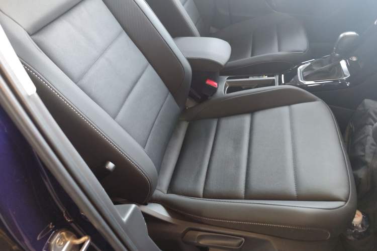 Used Volkswagen T-ROC 2021 280TSI DSG Two-Wheel Drive Comfort Connect Edition Right Front Seat