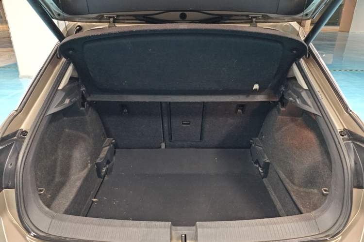Used Volkswagen T-ROC 2021 280TSI DSG Two-Wheel Drive Comfort Connect Edition Trunk