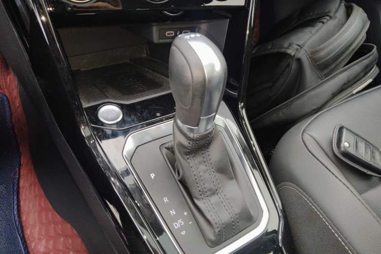 Used Volkswagen T-ROC 2021 280TSI DSG Two-Wheel Drive Comfort Connect Edition Gear Lever