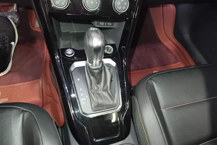Used Volkswagen T-ROC 2021 280TSI DSG Two-Wheel Drive Comfort Connect Edition Gear Lever