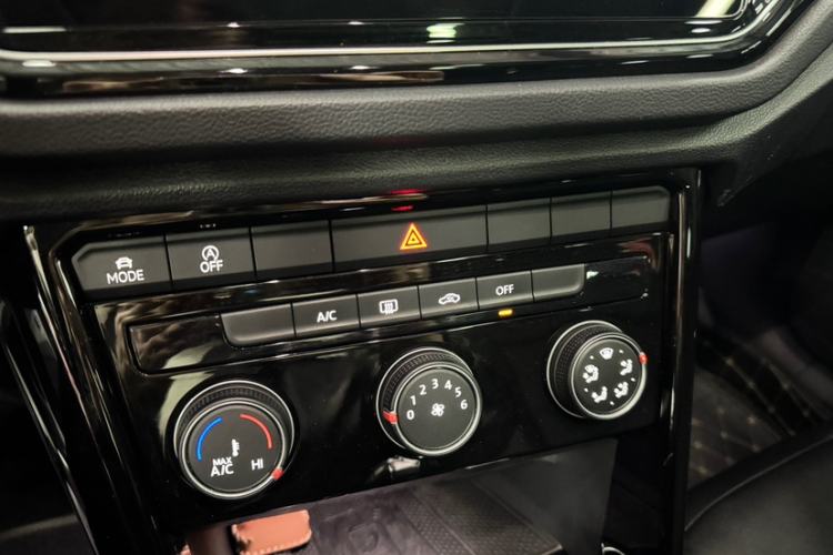 Used Volkswagen T-ROC 2021 280TSI DSG Two-Wheel Drive Comfort Connect Edition Interior 4