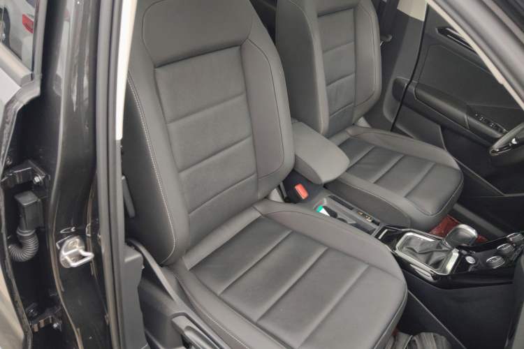 Used Volkswagen T-ROC 2021 280TSI DSG Two-Wheel Drive Comfort Connect Edition Right Front Seat