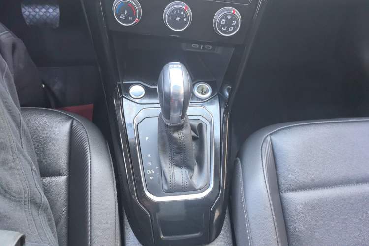 Used Volkswagen T-ROC 2021 280TSI DSG Two-Wheel Drive Comfort Connect Edition Gear Lever