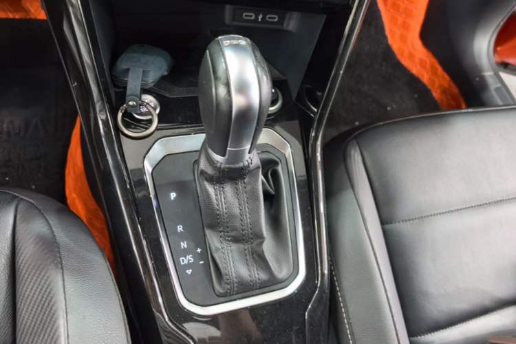 Used Volkswagen T-ROC 2021 280TSI DSG Two-Wheel Drive Comfort Connect Edition Gear Lever