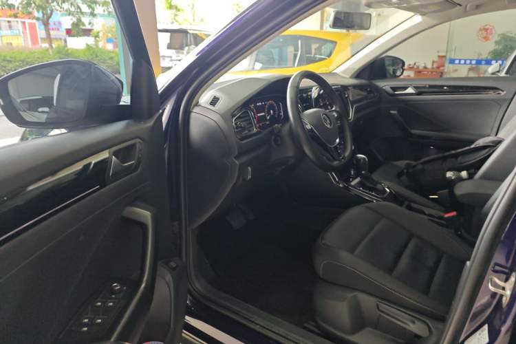 Used Volkswagen T-ROC 2021 280TSI DSG Two-Wheel Drive Comfort Connect Edition Driver Seat