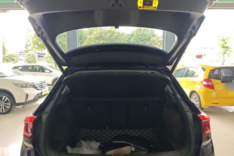 Used Volkswagen T-ROC 2021 280TSI DSG Two-Wheel Drive Comfort Connect Edition Trunk