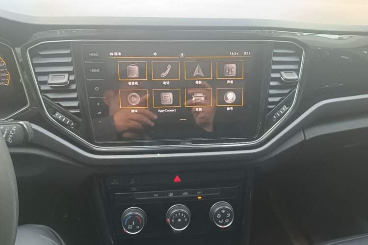 Used Volkswagen T-ROC 2021 280TSI DSG Two-Wheel Drive Comfort Connect Edition Audio And AC Panel