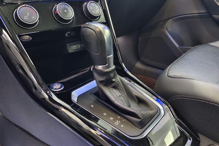 Used Volkswagen T-ROC 2021 280TSI DSG Two-Wheel Drive Comfort Connect Edition Gear Lever