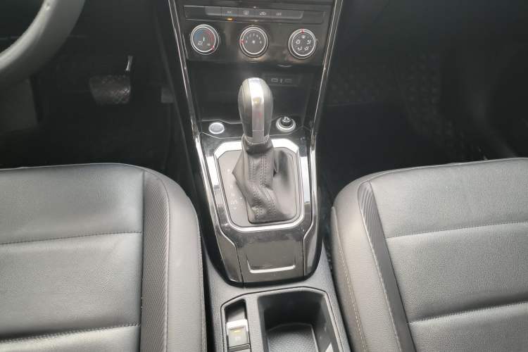 Used Volkswagen T-ROC 2021 Revised Version 280TSI DSG Two-Wheel Drive Comfort & Smart Connectivity Edition Gear Lever
