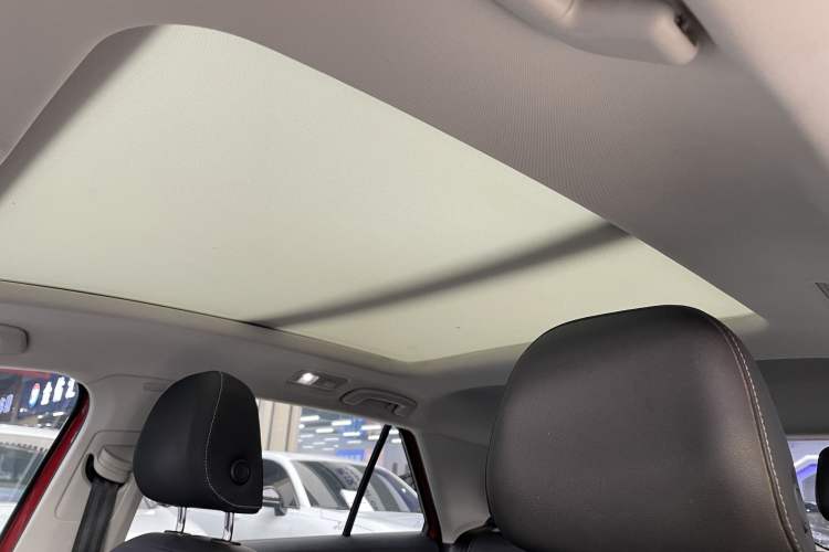Used Volkswagen T-ROC 2021 280TSI DSG Two-Wheel Drive Comfort Connect Edition Headliner