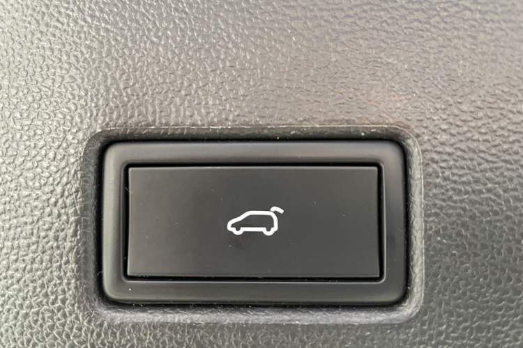 Used Volkswagen T-ROC 2021 280TSI DSG Two-Wheel Drive Comfort Connect Edition Interior 4