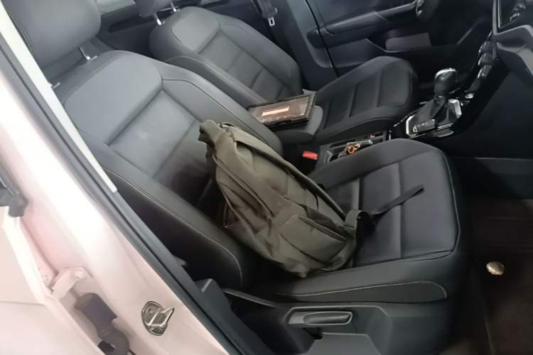 Used Volkswagen T-ROC 2021 280TSI DSG Two-Wheel Drive Comfort Connect Edition Right Front Seat