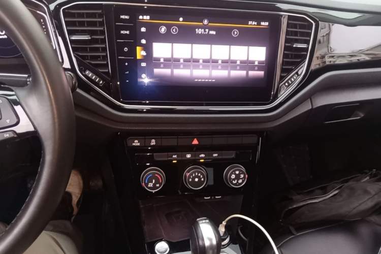 Used Volkswagen T-ROC 2021 280TSI DSG Two-Wheel Drive Comfort Connect Edition Audio And AC Panel