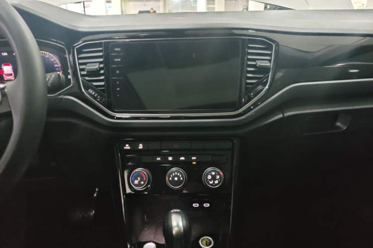 Used Volkswagen T-ROC 2021 280TSI DSG Two-Wheel Drive Comfort Connect Edition Audio And AC Panel