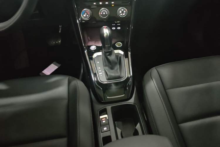 Used Volkswagen T-ROC 2021 280TSI DSG Two-Wheel Drive Comfort Connect Edition Gear Lever