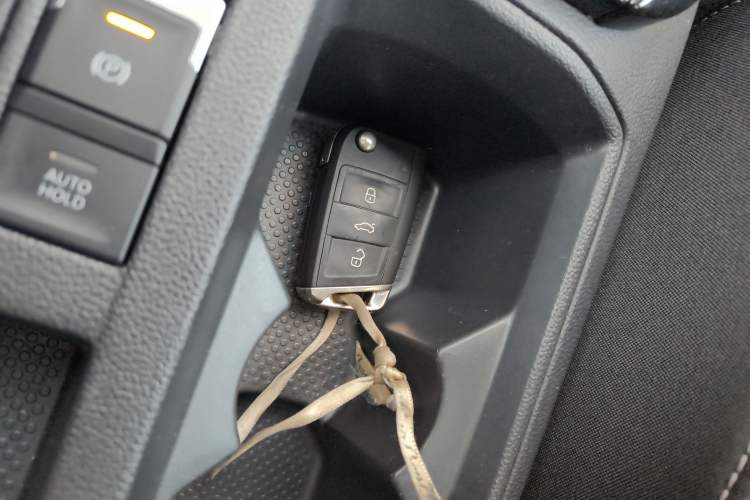 Used Volkswagen T-ROC 2021 280TSI DSG Two-Wheel Drive Comfort Connect Edition Interior 1