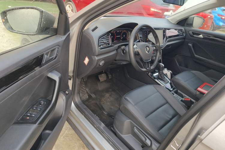 Used Volkswagen T-ROC 2021 280TSI DSG Two-Wheel Drive Comfort Connect Edition Interior 3