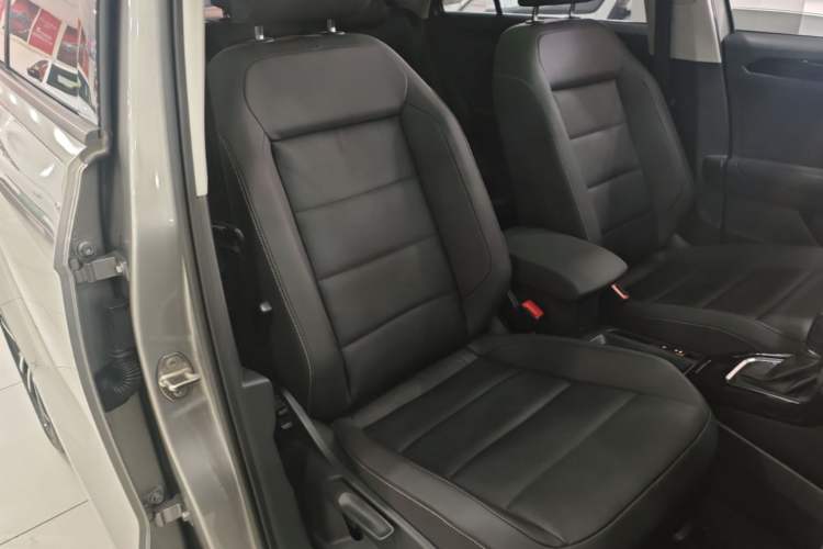 Used Volkswagen T-ROC 2021 280TSI DSG Two-Wheel Drive Comfort Connect Edition Right Front Seat