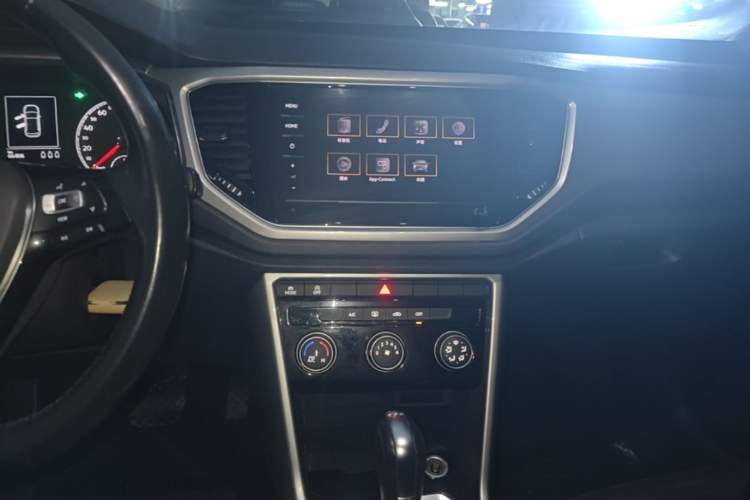 Used Volkswagen T-ROC 2021 280TSI DSG Two-Wheel Drive Elite Connect Edition Audio And AC Panel
